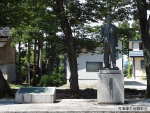 芳澤謙吉翁銅像（右）とけんしょう碑（左）